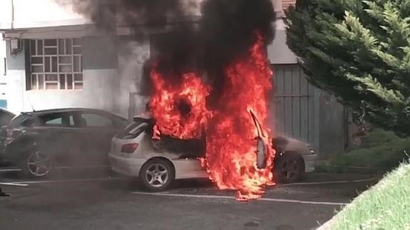 Una joven se salva de un vehículo en llamas en Aretxabaleta