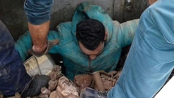 Quince menores magrebíes intentan pasar de Melilla a Andalucía sepultados entre chatarra