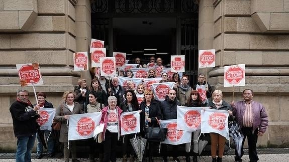 Protestan por un fallo contra una familia de Pasaia en riesgo de desahucio por 3.732 euros