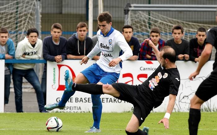 Un gol en el descuento da vida al Lagun