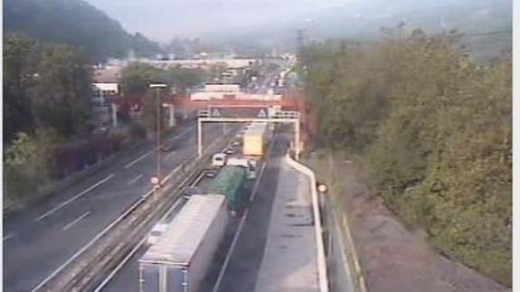 Finalizan las retenciones en la N-1 tras colisionar un camión y un turismo en Tolosa