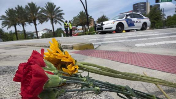 El colectivo LGBT lo califica de «infame atentado terrorista»