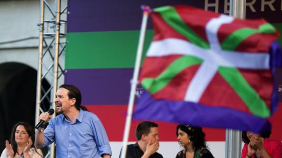 La visita de Iglesias a Vitoria marca la campaña en Euskadi