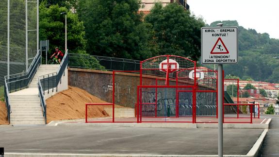 Herrera ya cuenta con nuevas pistas deportivas y aparcamiento en superficie