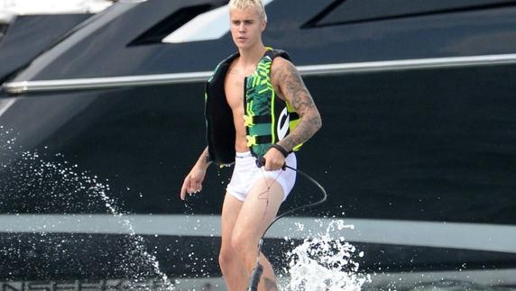 Justin Bieber se divierte en Miami bien acompañado