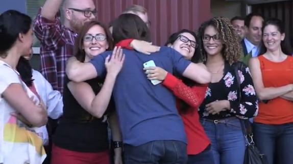 Empleados regalan a su jefe el coche de sus sueños