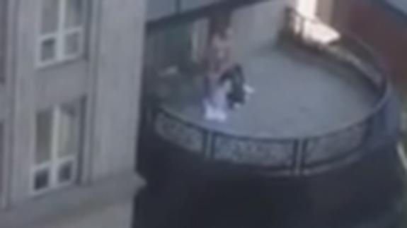 Pillados haciendo un trío sexual en un balcón de un lujoso hotel de Chicago