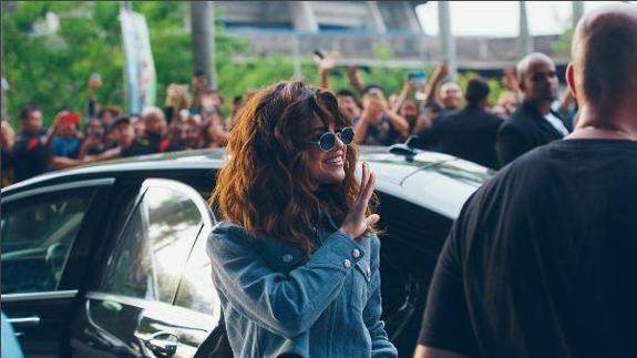 Selena Gomez llora en un concierto