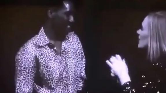 Adele besa accidentalmente a un fan en la boca durante un concierto
