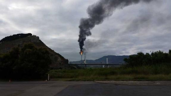 Un fallo eléctrico provoca un «exceso de llama» y una fuerte humareda en Petronor