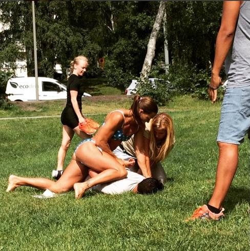 Una policía en bikini arresta a un ladrón de forma inesperada