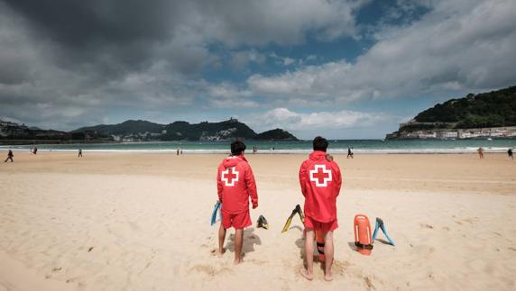 Zarautz y Orio centran los rescates de la Cruz Roja en las playas guipuzcoanas