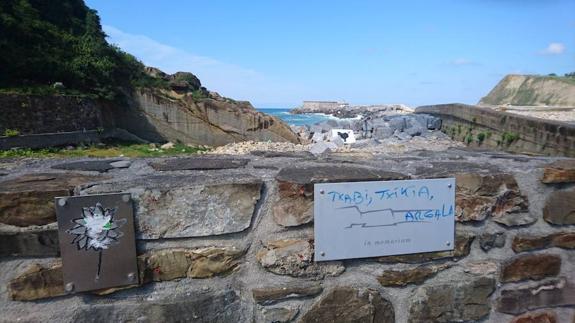 Covite denuncia un ataque a la placa de las víctimas del terrorismo de Zumaia