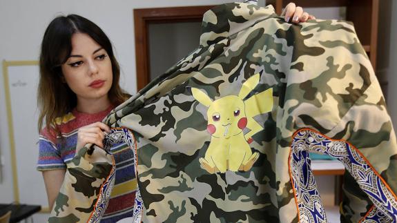 Lanzan una línea de ropa para cazadores de pokémons