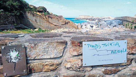 Urquijo insta al Ayuntamiento de Zumaia a borrar las pintadas en una placa dedicada a las víctimas