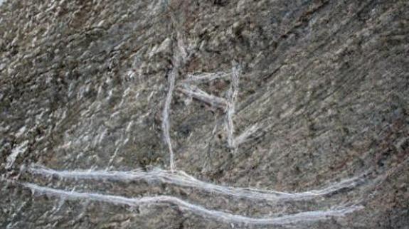 Un niño daña una escultura de la Edad de Piedra intentando mejorarla
