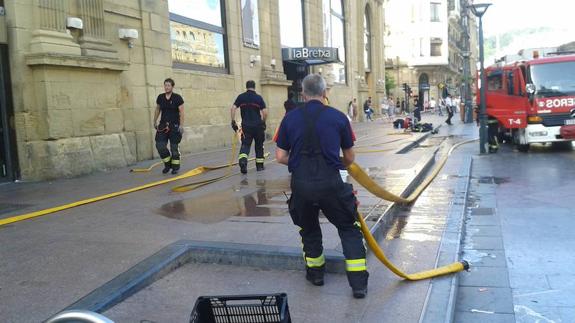 Desalojan el edificio de La Bretxa por un incendio en una joyería