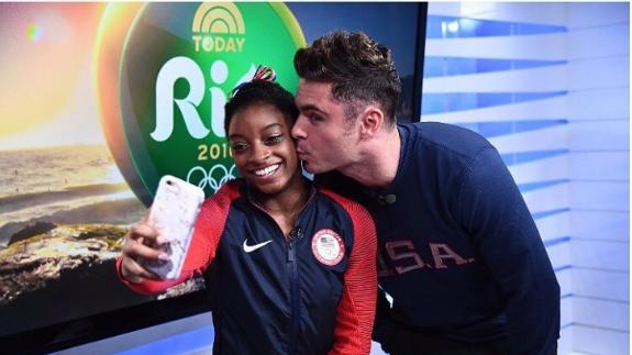 Simone Biles consigue un beso de su ídolo Zac Efron