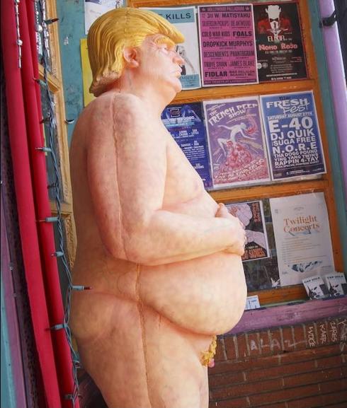 Retiran de la calle una estatua de Donald Trump desnudo