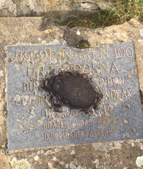 Urkullu denuncia un nuevo «ataque» a la placa del centenario de la ikurriña
