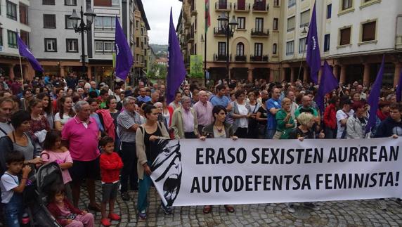Decenas de personas condenan la agresión sexual de Zarautz