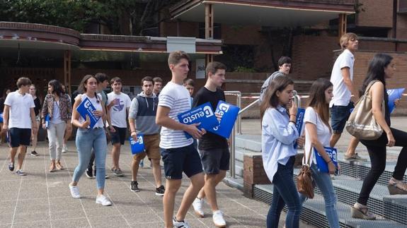 Deustuko Unibertsitateak ongi etorria egin die ikasle berriei Donostian