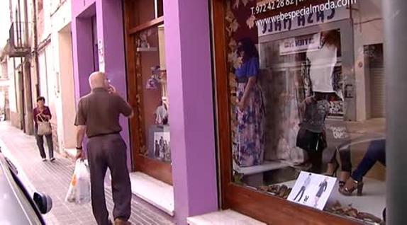 Maniquíes de carne y hueso en el escaparate