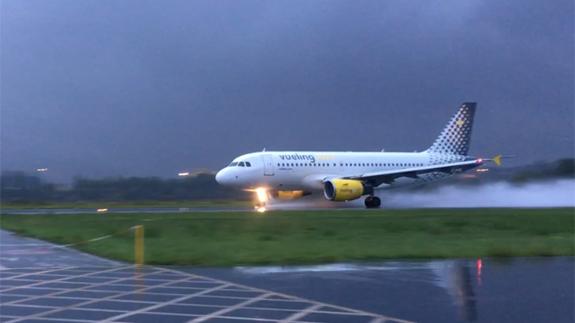Vueling anuncia que dejará de operar en el aeropuerto de Hondarribia por el recorte de la pista