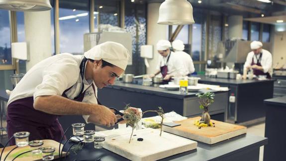 Tres originales propuestas ganan el certámen de jóvenes cocineros del BCC