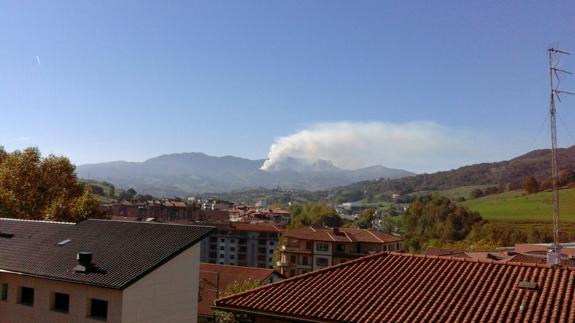 Sofocado un incendio que ha quemado ocho hectáreas en el monte Hernio