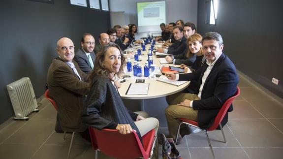 Una comisión técnica estudiará alternativas para mantener la operatividad de la pista del aeropuerto de Hondarribia