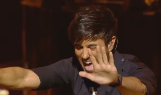 El chapucero ¿playback? de Enrique Iglesias que la red critica