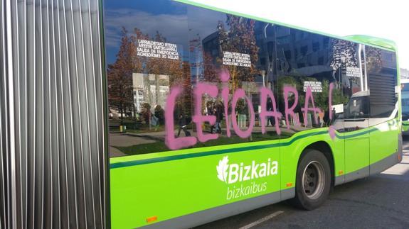 Encapuchados realizan pintadas en tres autobuses en la UPV de Leioa