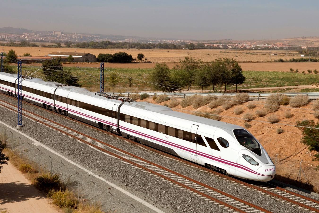 La disputa por el 'macrocontrato' del AVE de Renfe se decidirá entre CAF y Talgo