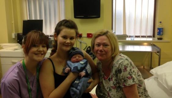 Una mujer británica de 45 años da a luz a su nieto con óvulos congelados de su hija