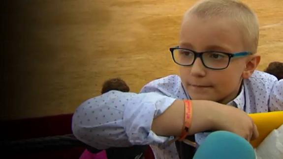 La familia del niño con cáncer que quiere ser torero se querellará contra la eibarresa que deseó su muerte
