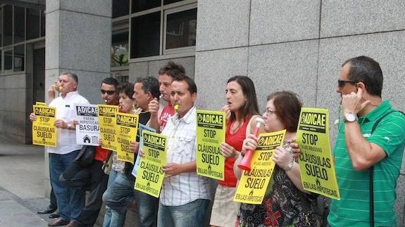 «Hemos pagado 5.000 euros de más y el banco nos sigue aplicando un suelo del 2,5%»