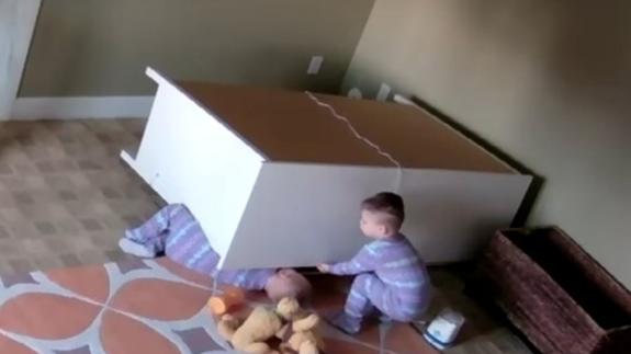 La fuerza sobrenatural de un niño de 2 años para salvar a su gemelo