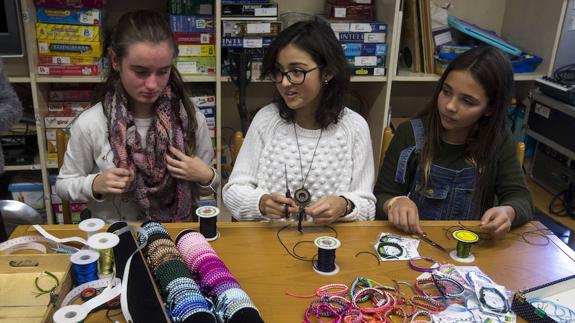 Dos niñas recaudan vendiendo pulseras un millón de euros para investigar el cáncer infantil