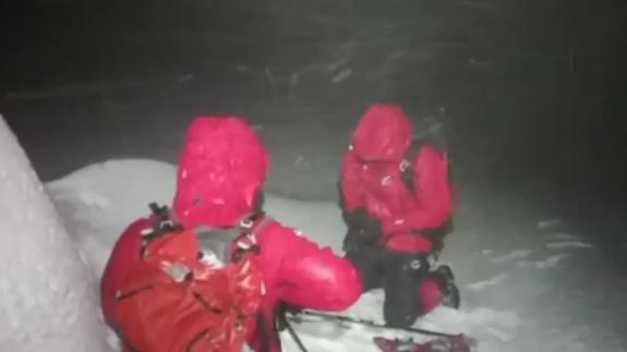 El espectacular rescate en la tormenta del montañero perdido ayer en el Gorbea