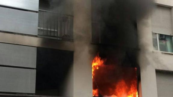 Cuatro hospitalizados por inhalación de humo tras un incendio en un piso de Villabona