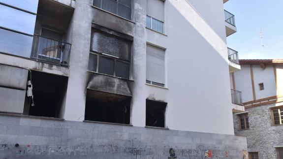 Los vecinos desalojados por el incendio de Villabona tardarán «al menos una semana» en poder volver a sus casas