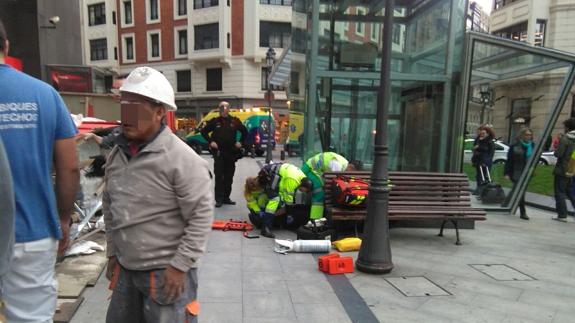 Dos viandantes heridos al caer unos tablones de un edificio en Bilbao por el fuerte viento