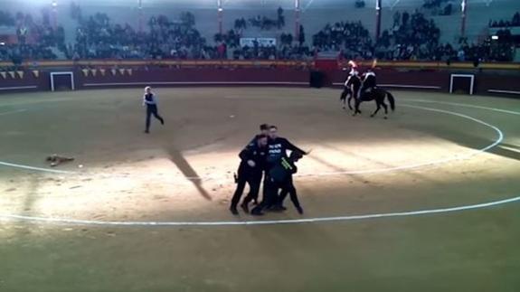 Un guardia civil, a un antitaurino: «Te voy a reventar la cabeza, ¿me oyes?»