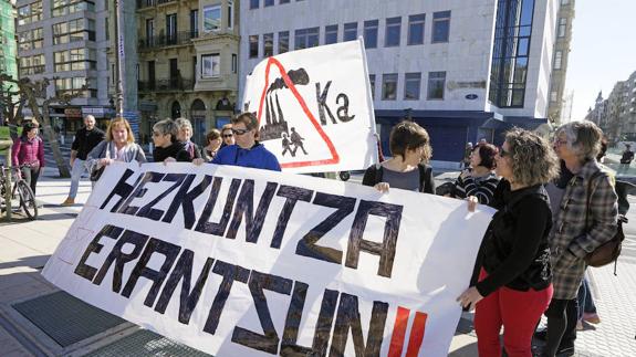 Profesores de una ikastola de Lasarte-Oria protestan contra la incineradora