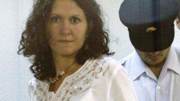 La presa de ETA Majarenas podrá vivir en un piso de acogida con su hija, apuñalada por su padre