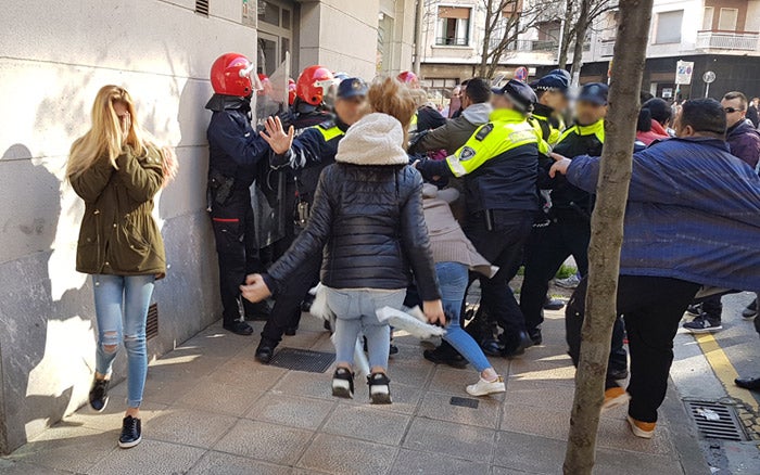 Un desahucio en Eibar acaba en incidentes