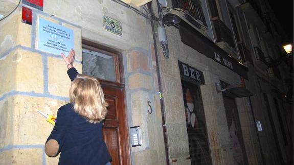 El Ayuntamiento de San Sebastián retira las placas colocadas por Covite