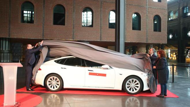 El primer Tesla que circula como taxi en Euskadi