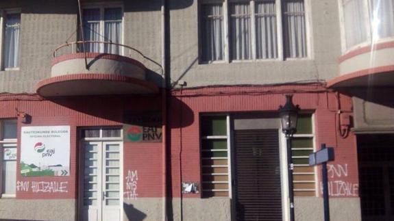 Aparecen pintadas en el batzoki de Bermeo en las que llaman al PNV «asesino» y piden la amnistía para los presos de ETA